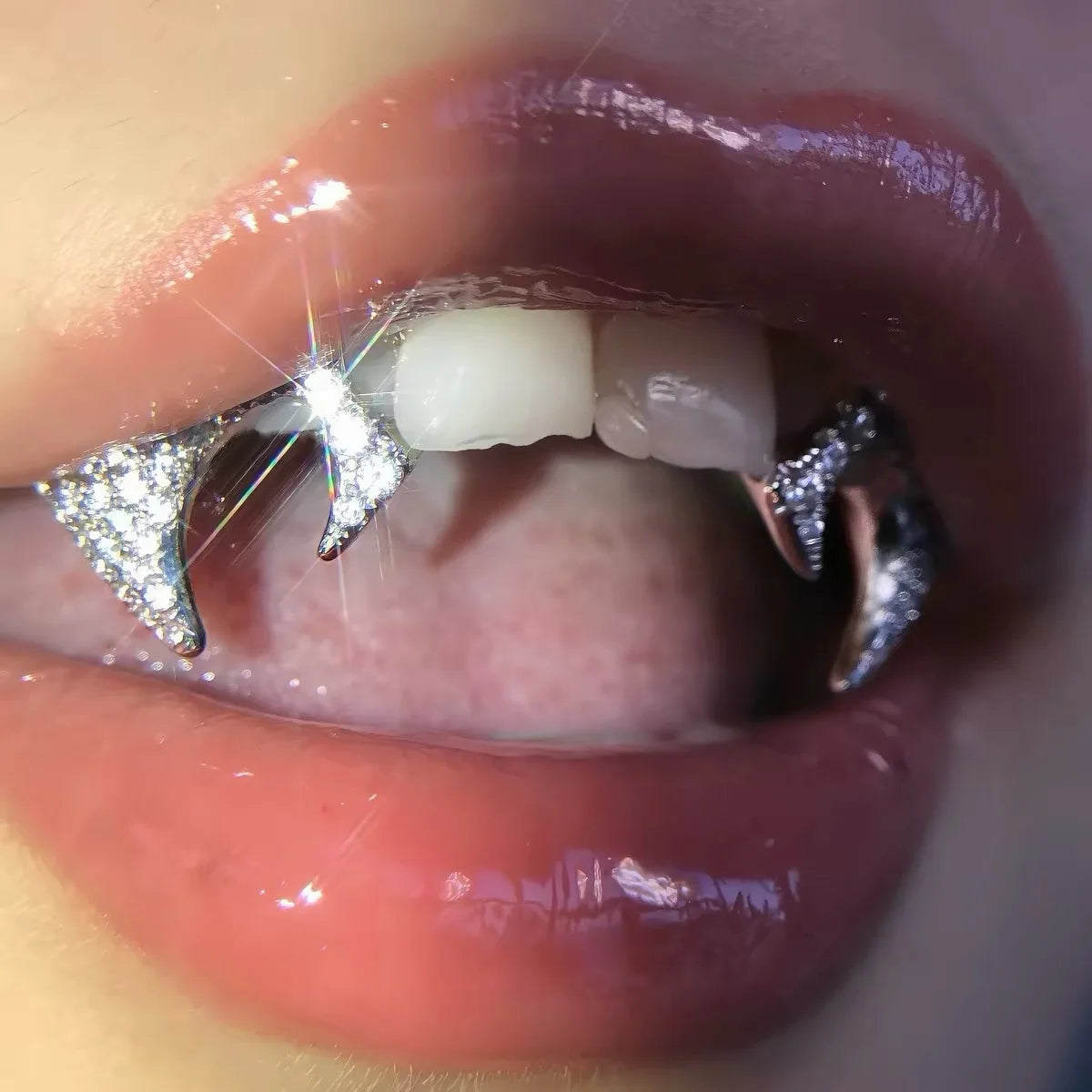 TOPGRILLZ Helloween Gothic Spike Iced Out Grillz Set Double Tooth Full CZ Paved Y2K Hip Hop Vampire Fang Teeth Jewelry Men Women